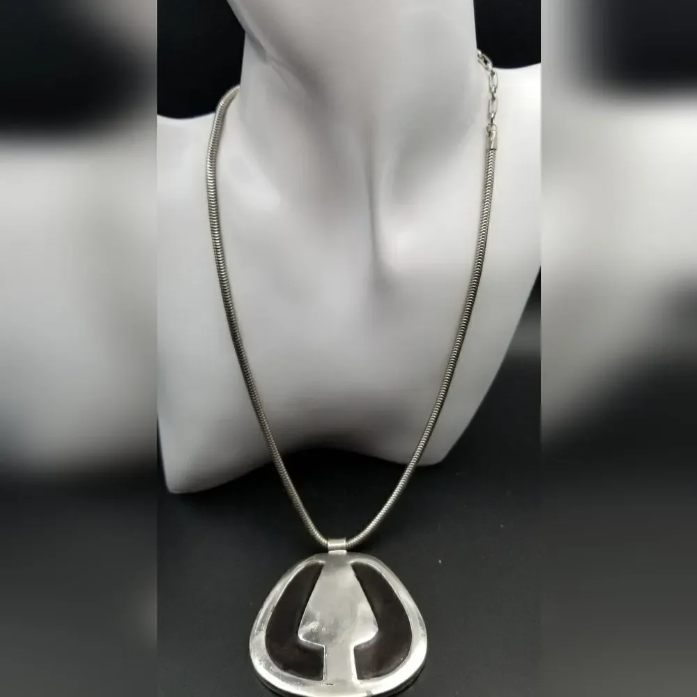 The queen at midnight necklace. N214
